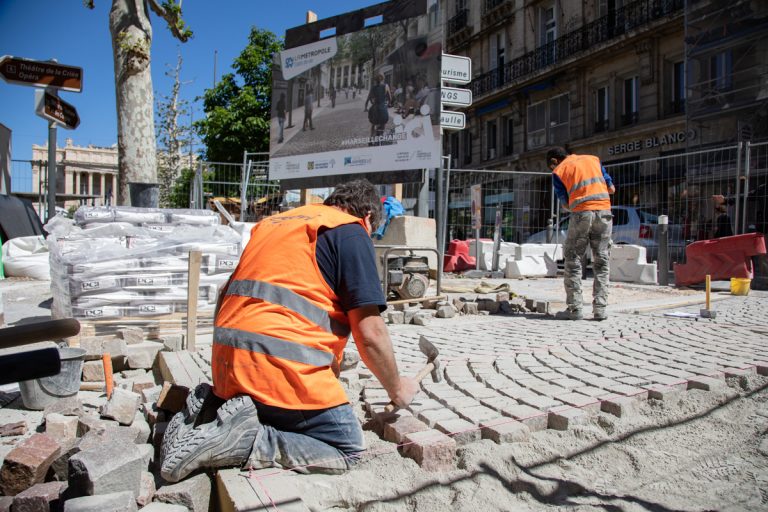 Pose des pavés à l'entrée du parking Charles de Gaulle, rue Pythéas