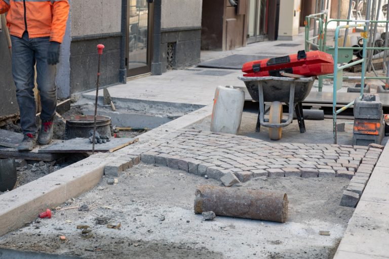 Pose des pavés sur la rue Bailli de Suffren