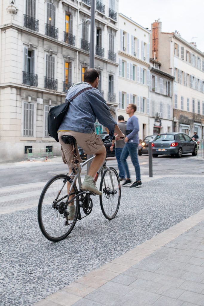 Cycliste sur la piste cyclable du Cours Lieutaud