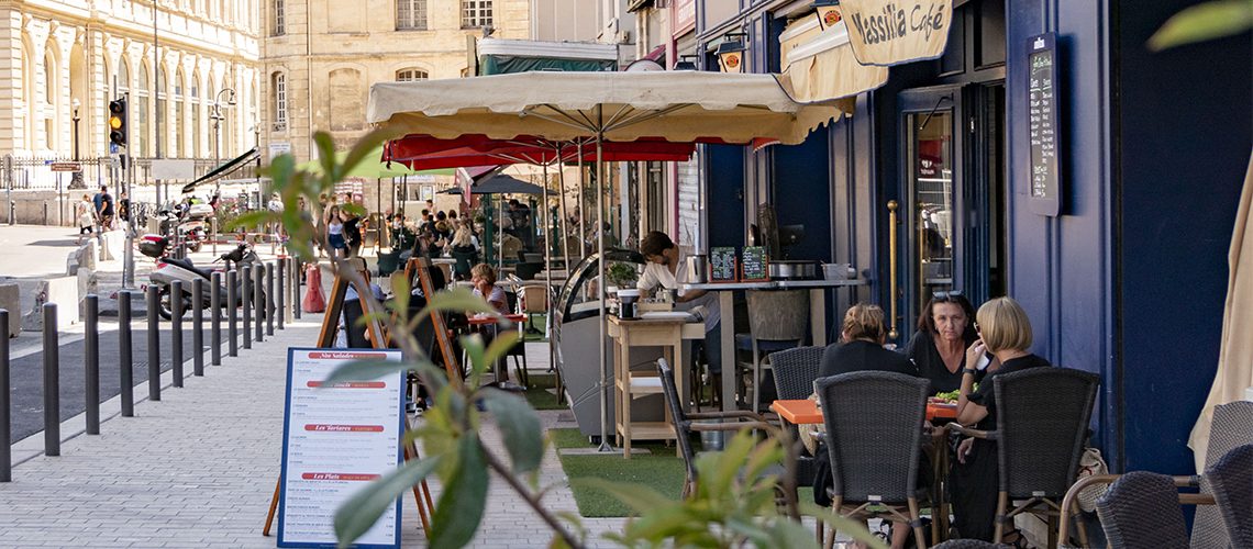 Une terrasse de restaurant, rue Reine Elisabeth