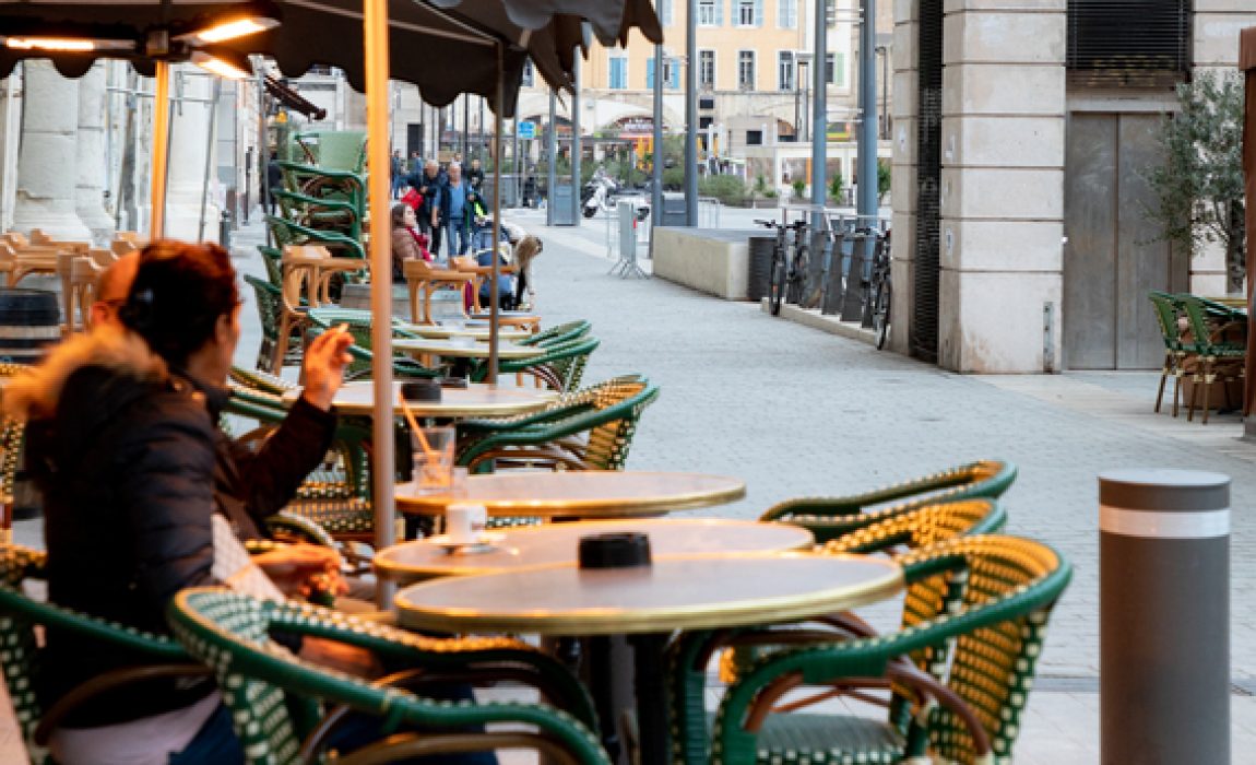 En passant près des passants : cours Estienne d'Orves