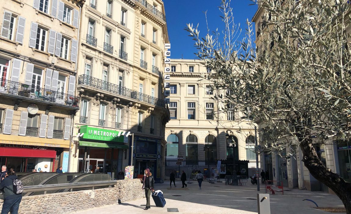 En passant près des passants : place Gabriel Péri